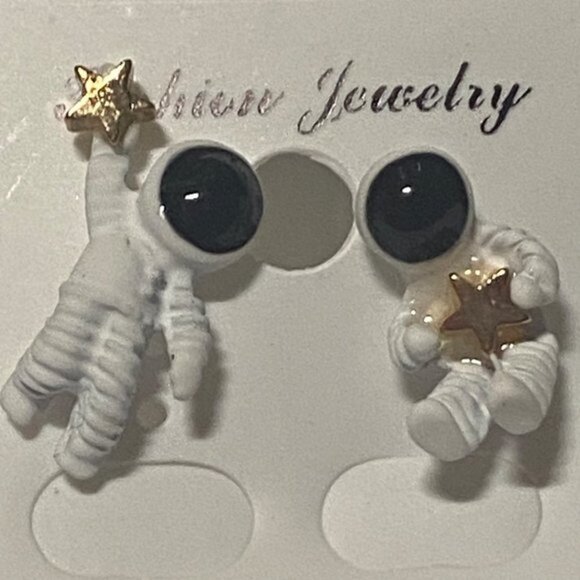 925 Sterling Sliver Asymmetric Astronaut Star Earrings Women’s Stud Spaceman - Picture 1 of 5